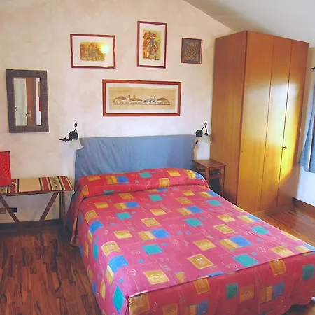 Ai Glicini - Castelli Romani Bed & Breakfast 3*